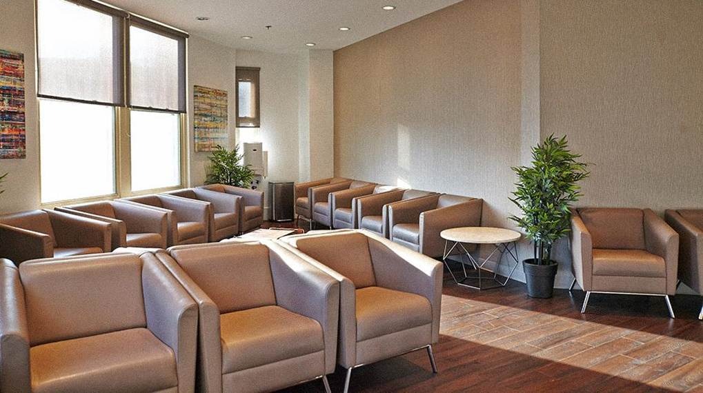 Salle d'attente de la clinique privée VM Med au centre-ville de Montréal.